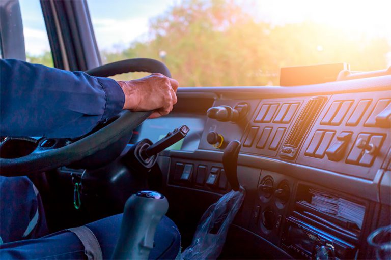 Semi Truck Automatic vs Manual Transmission Which One?